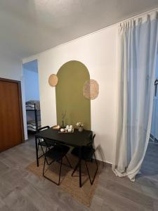 a dining room with a table and a mirror at Palazzo montagna in Grotte