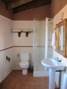Un baño con inodoro, ducha y lavabo. en Els Torrents, en Bellver de Cerdanya 