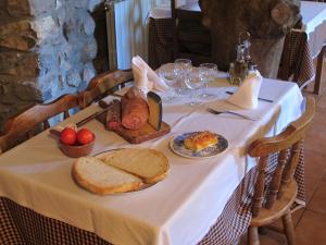 una mesa con pavo, pan y copas de vino en Els Torrents, en Bellver de Cerdanya  36 fotos más