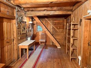 a room with a staircase in a log cabin at Vicinanza d'Andraz in Andraz