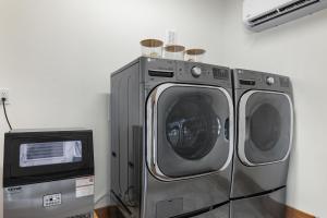 a washer and dryer next to a washing machine at Sommer House Inn-Garden Room in Jasper