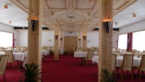 Restaurace v ubytování Ferienwohnung Grischuna