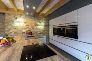 a kitchen with a counter with a bowl of fruit at Villa CASA COSY - Moderne - Climatisation - 3 chambres - 3 salles de bain in Saint-Mamet