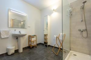 a bathroom with a sink toilet and a shower at Villa Nestor in Ingenio