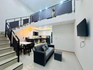 a living room with a couch and a table at Casa independiente en Ciudad del Este in Ciudad del Este
