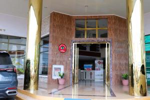a building with an open door in a parking lot at Hotel La Esperanza in Chitré