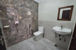 a bathroom with a toilet and a sink at H0TEL PARBU KIRPAA Near Premanand Ji Maharaj Mandir Vrindavan in Chhatikara