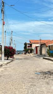 an empty street in a town with a building at Casa da Ana in Tutóia