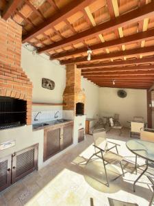 a living room with a fireplace and a table and chairs at Studio VI até 7 pessoas em Juquehy in São Sebastião