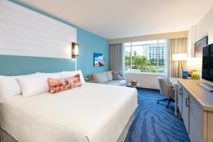 Uma TV ou centro de entretenimento em Universal's Loews Sapphire Falls Resort