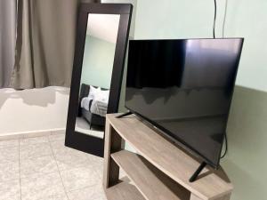 a mirror sitting on a dresser next to a tv at 8 VENATOR House Boutique in León