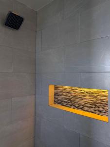 a bathroom with a stone wall with a fireplace at Hotel Bello Amanecer in Mineral del Chico
