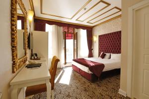 een hotelkamer met een bed en een spiegel bij Diamond Royal Hotel in Istanbul +82 foto's