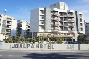 a building with a sign that reads jolippa hotel at Joalpa Hotel Cabo Frio in Cabo Frio