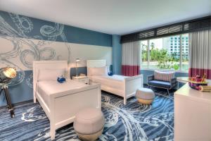 Uma área de estar em Universal's Loews Sapphire Falls Resort