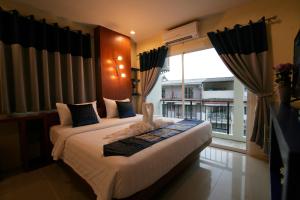 Rúm í herbergi á Calypso Patong Hotel