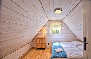a room with a bed and a window at Dziedziniec Karkonoszy in Podgórzyn +13 photos