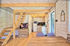 a tiny house with a loft bed and a kitchen at Dziedziniec Karkonoszy in Podgórzyn