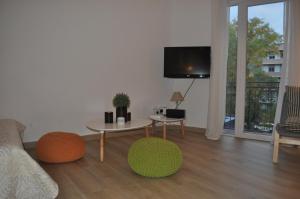 sala de estar con sofá, mesa y TV en Ronda de Segovia, en Madrid