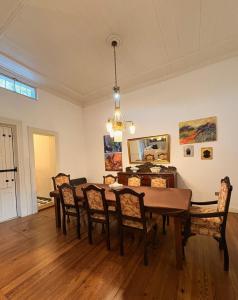 a dining room with a table and chairs at Casa LUHA in San Antonio de Areco