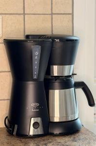 Eine Kaffeemaschine steht auf der Theke. in der Unterkunft Nastia in Chalkida