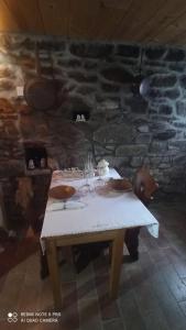a white table with two bowls on top of it at Il BORGO DEL VENTASSO in Busana