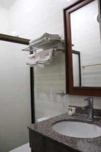 a bathroom with a sink and a mirror at Hotel La Esperanza in Chitré +7 photos