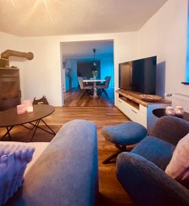 a living room with a couch and a tv at Ferienhaus Griede mit 3 Schlafzimmern in Mörsdorf