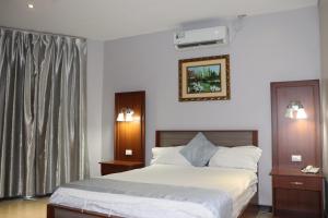 a hotel room with a bed and a window at Hotel La Esperanza in Chitré