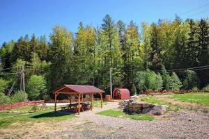a picnic area with a bench and a gazebo at Dziedziniec Karkonoszy in Podgórzyn