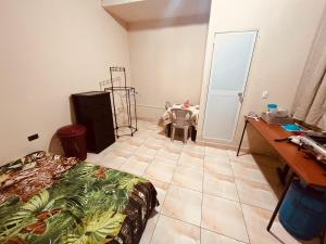 ein Schlafzimmer mit einem Bett, einem Schreibtisch und einem Tisch in der Unterkunft Apt 3 in Tena