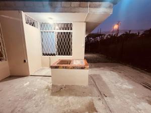 ein Haus mit einer Veranda mit einem Fenster in der Unterkunft Apt 3 in Tena