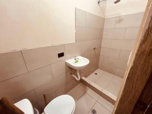 ein Badezimmer mit Toilette und Waschbecken in der Unterkunft Apt 3 in Tena