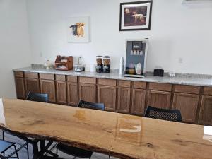 a bar with a wooden table and chairs at Shady Rest Motel in Arapahoe