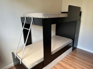 a black bunk bed in a room at Apto vista in Ponta Grossa