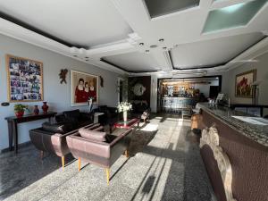a large living room with couches and a bar at Skalla Hotel Nova Odessa in Nova Odessa