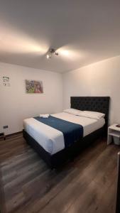 a bedroom with a large bed in a room at HOTEL ZARCILLEJO in Pasto