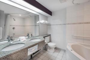 Salle de bains dans l'établissement Ramada Plaza by Wyndham Gatineau/Manoir du Casino