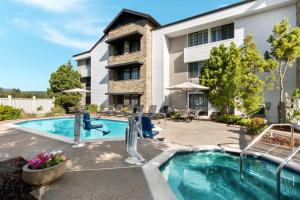 a swimming pool in front of a building at Napa Winery Inn in Napa
