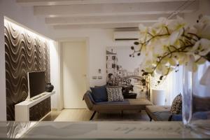 a living room with a couch and a tv at Piccola Venezia Room in Chioggia