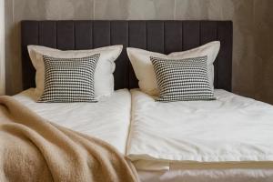 two pillows and a blanket on top of a bed at NEU im Zentrum stilvolle Premium-Suite mit Parkplatz in Gummersbach