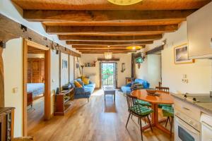 a kitchen and living room with a wooden ceiling at Espacioso apartamento en el Pirineo Navarro in Saragüeta