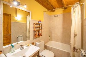 a bathroom with a sink and a toilet and a tub at Espacioso apartamento en el Pirineo Navarro in Saragüeta +39 photos