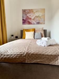 a bedroom with a bed with two towels on it at FeWo Pelkmann Apartment 1 - Die Grüne Oase - Garten & Terrasse in Weikersheim