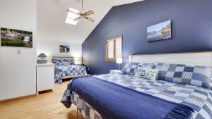 a bedroom with two beds and a blue wall at Chalet All Day by AvantStay in Arrowhead Lake +58 photos