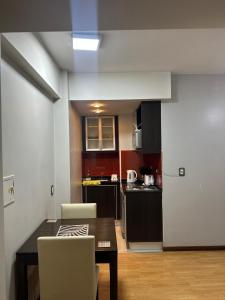a kitchen with a table and chairs in a room at Urban II - Cómodo monoambiente en pleno centro in San Juan