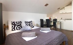 um quarto com uma cama com duas almofadas em Guesthouse Pavlin em Samobor