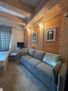 a living room with a couch and a television at Apartments Konaci Centar in Kopaonik