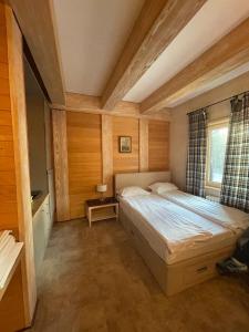 a bedroom with two beds and a window at Apartments Konaci Centar in Kopaonik