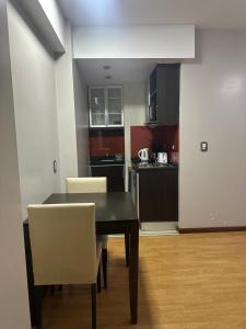 a kitchen with a dining room table and chairs at Urban III - Cómodo monoambiente en pleno centro in San Juan